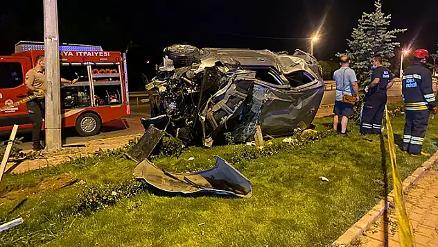 Konya'da refüje çarpan otomobil devrildi: 6 yaralı
