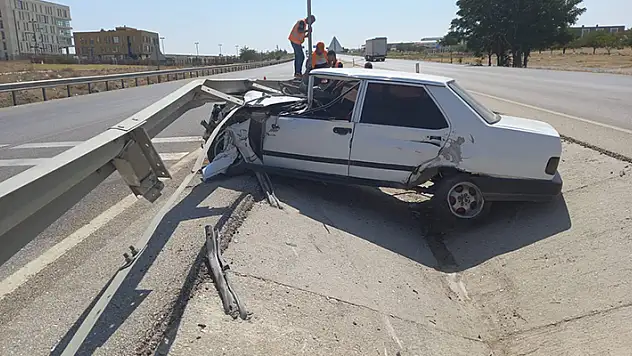 Konya'da refüje çarpan otomobil sürücüsü yaralandı
