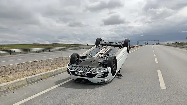Konya'da refüje çarpan otomobil takla attı
