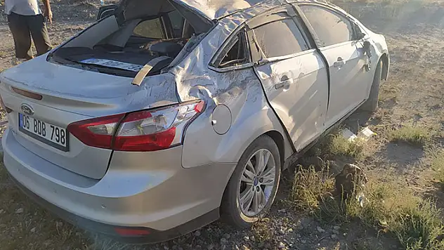 Konya'da refüje çarpan otomobil takla attı: 4 yaralı