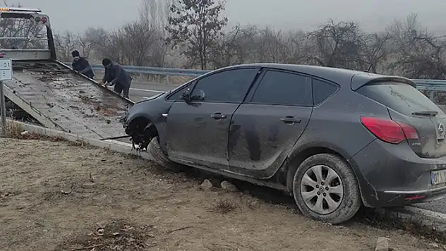 Konya'da refüje çarpan otomobilde 1'i çocuk 3 kişi yaralandı
