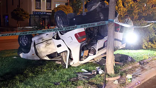 Konya'da refüje çarpan otomobildeki 1 kişi öldü, 2 kişi yaralandı
