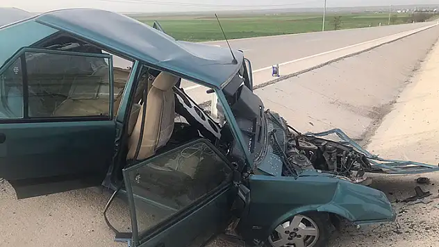 Konya'da refüje çarpan otomobildeki 2 kişi yaralandı
