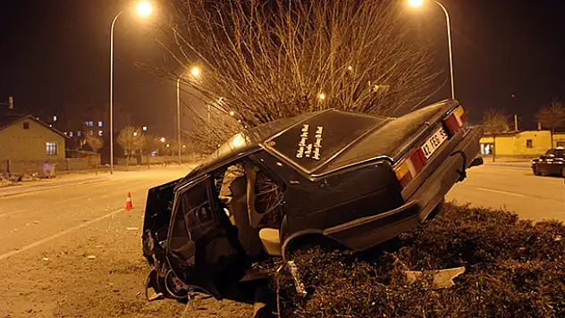 Konya'da refüje çarpan otomobilin sürücüsü yaralandı