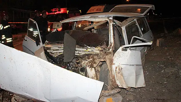 Konya'da refüje çarpan otomobilin sürücüsü öldü