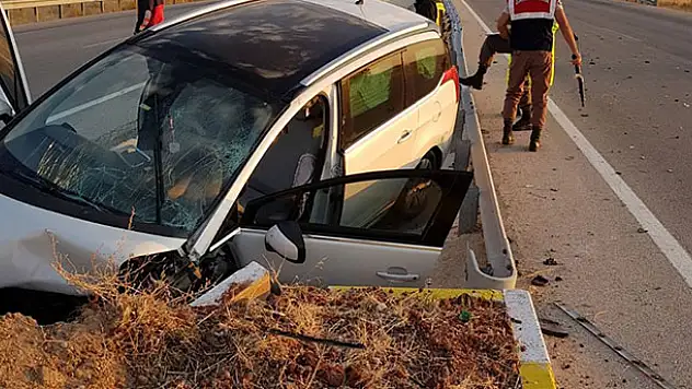 Konya'da refüje çarpan otomobilin sürücüsü öldü