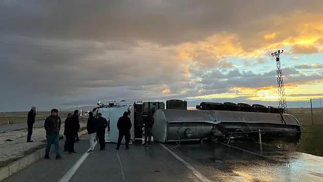 Konya'da refüje çarpan tanker devrildi: 2 yaralı
