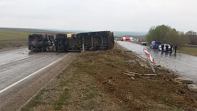 Konya'da refüje çarpan tır devrildi: 1 yaralı