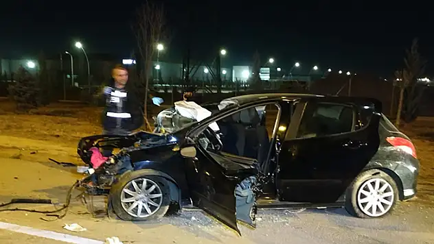 Konya'da refüjü aşıp karşı şeride geçen otomobildeki 3 kişi öldü, 3 kişi yaralandı