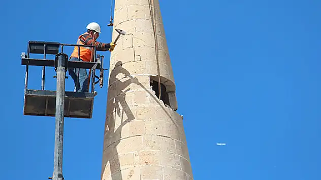 Konya'da risk taşıyan minareler böyle yıkıldı