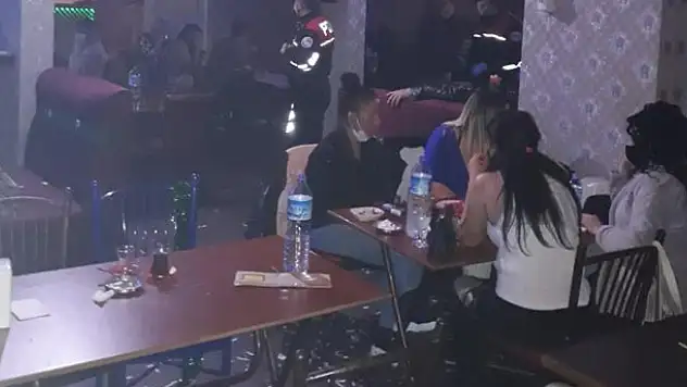 Konya'da ruhsatsız iş yerinin mührünü bozup eğlenenler polise yakalandı