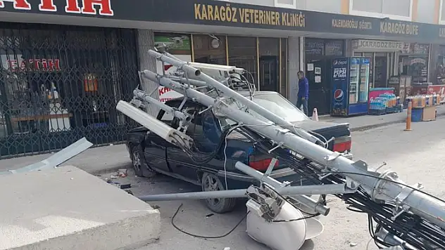 Konya'da rüzgardan kopan baz istasyonu direği 5. kattan otomobilin üzerine düştü, düşme anı kameraya yansıdı
