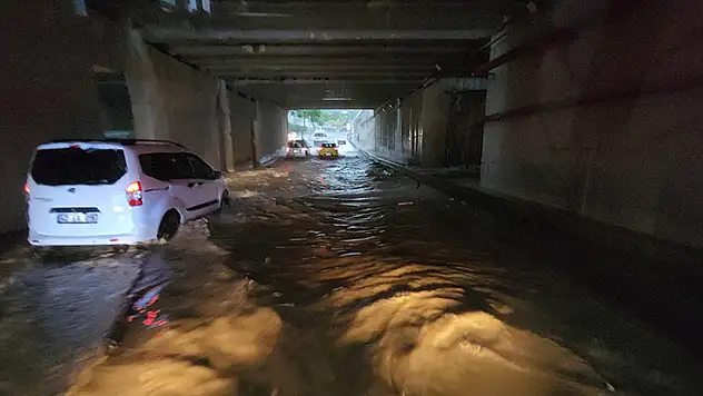 Konya'da sağanak altgeçitler suyla doldu 
