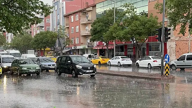 Konya'da sağanak caddeleri göle çevirdi
