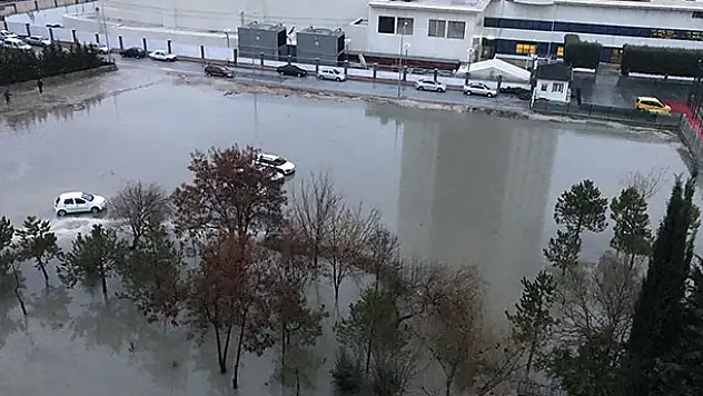 Konya'da sağanak etkili oldu! Caddelerde su birikti