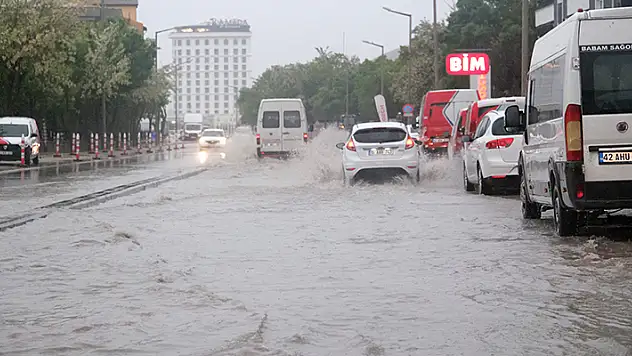 Konya'da sağanak hayatı olumsuz etkiledi