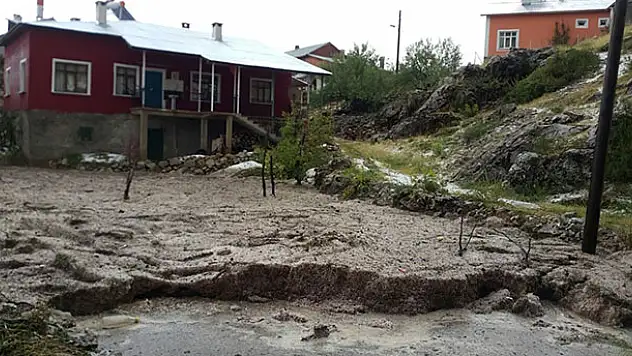 Konya'da sağanak ve dolu hayatı olumsuz etkiledi