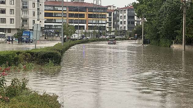 Konya'da sağanak yolları göle çevirdi