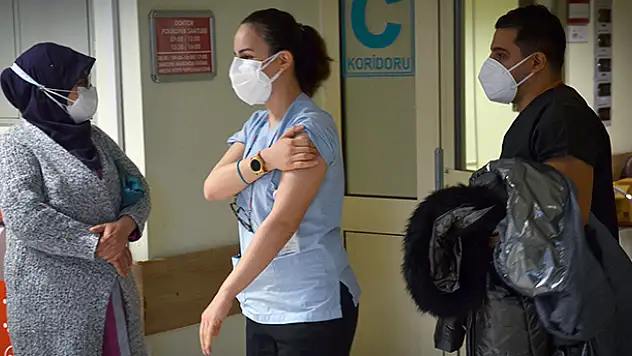 Konya'da sağlık çalışanlarına CoronaVac aşısının ilk dozu yapılmaya başlandı