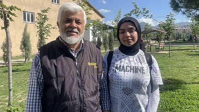Konya'da sahipsiz köpeklerin saldırısına uğrayan 17 yaşındaki genç kız, okula annesiyle gitmeye başladı
