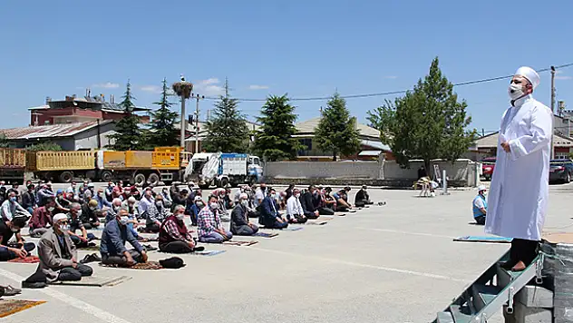 Konya'da salgın sonrası ikinci kez cuma namazı kılındı