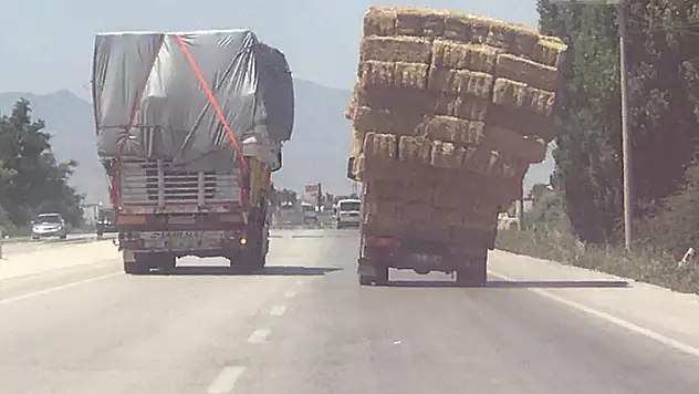 Konya'da saman balyası yüklü kamyonun tehlikeli yolculuğu kamerada! Başka bir sürücü kaydetti

