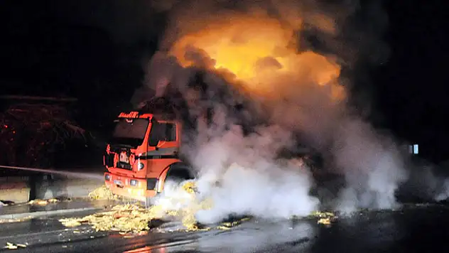 Konya'da saman yüklü kamyon alev aldı