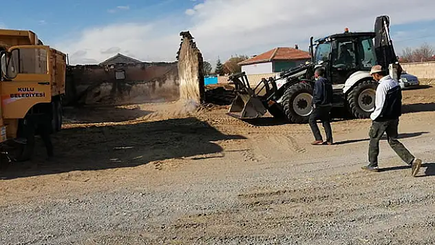 Konya'da samanlık yangını: Saman balyaları kül oldu