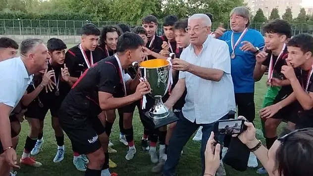 Konya'da şampiyon Küçükadaspor