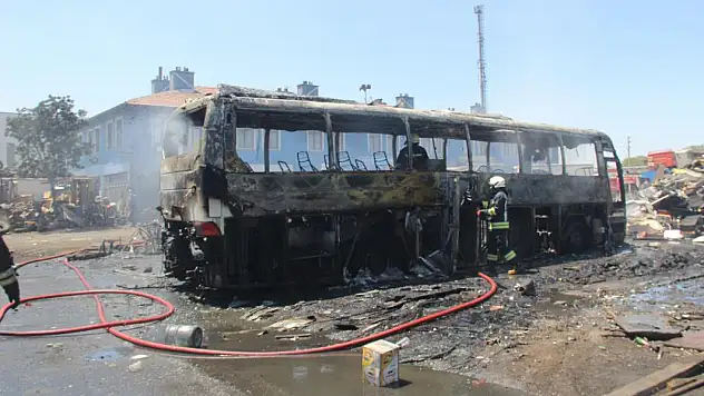 Konya'da sanayi sitesindeki hurda otobüste çıkan yangın söndürüldü
