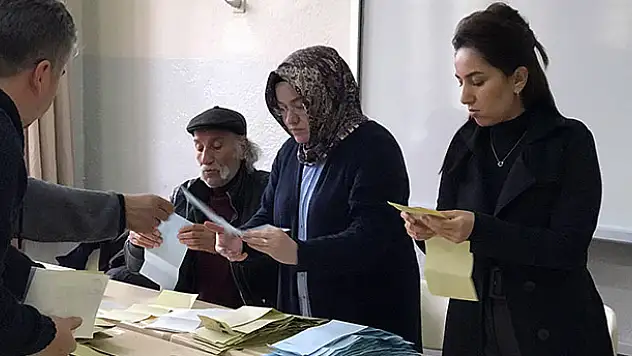 Konya'da sandıklar açılmaya başladı