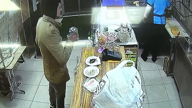 Konya'da saniyeler içinde sadaka kutusunun çalınması güvenlik kamerasında