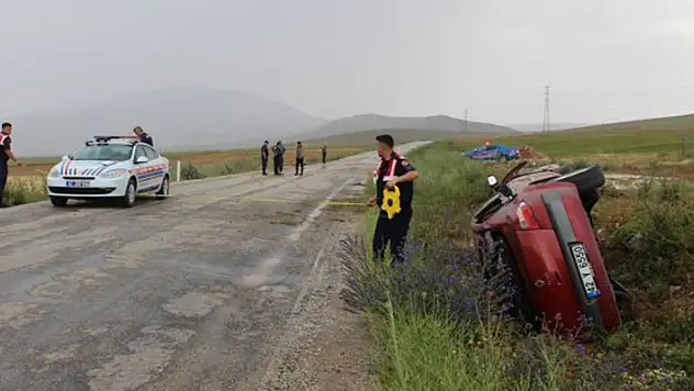 Konya'da şarampole devrilen otomobildeki iki kişi yaralandı
