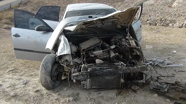 Konya'da şarampole devrilen otomobildeki 2 kişi yaralandı
