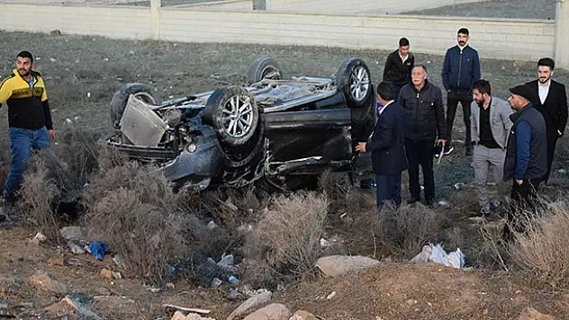 Konya'da şarampole devrilen otomobildeki iki kişi yaralandı