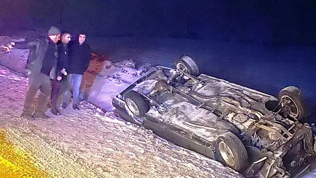 Konya'da  şarampole devrilen otomobildeki 4 kişi yaralandı
