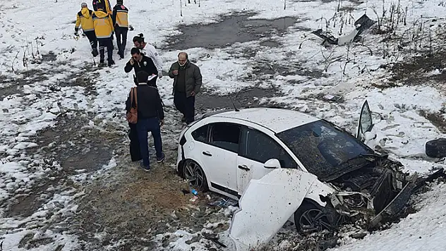 Konya'da şarampole devrilen otomobildeki 2 kişi yaralandı
