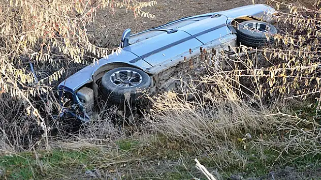 Konya'da şarampole devrilen otomobilin sürücüsü yaralandı