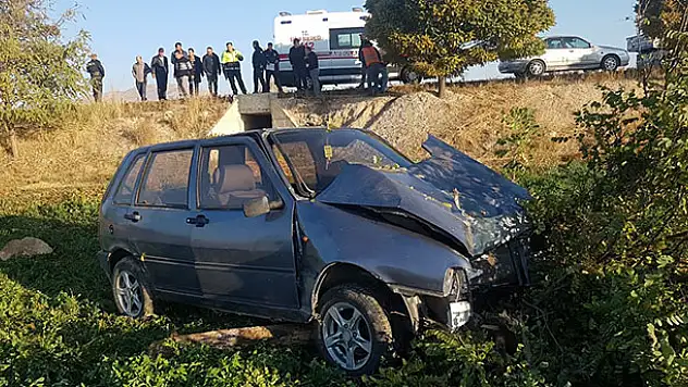 Konya'da şarampole inen otomobil ağaca çarptı: 5 yaralı