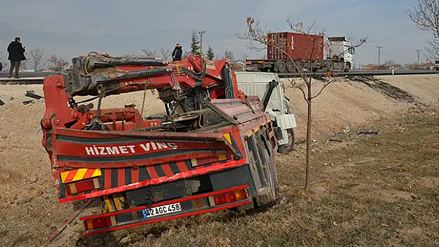 Konya'da şarampole yuvarlanan vincin operatörü ağır yaralandı
