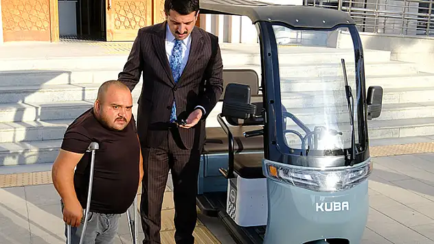 Konya'da şartlara uymadığı için motosikleti bağlanan engelli vatandaşa yeni motosiklet hediye edildi
