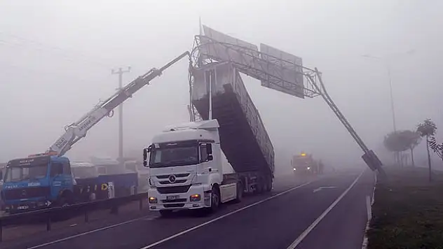 Konya'da şaşkına çeviren kaza! Açık unutulan damperli dorse yol tabelasına takıldı