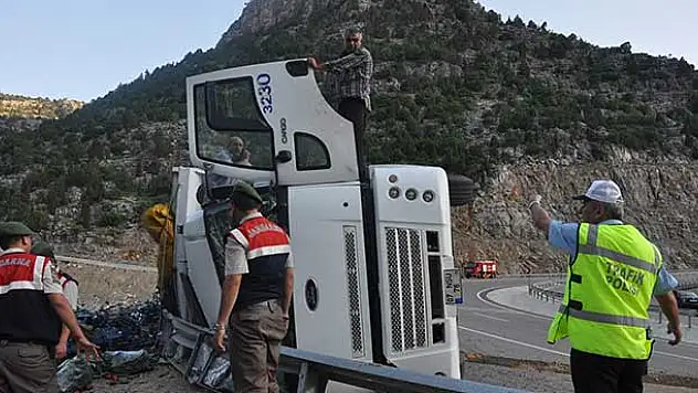 Konya'da sebze yüklü kamyon devrildi