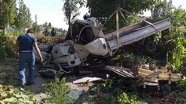 Konya'da sebze yüklü kamyonet devrildi: 2 yaralı