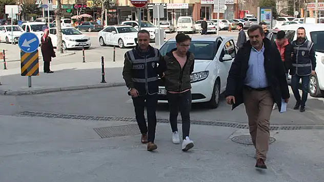 Konya'da şehir eşkıyaları tarafından tekme tokat dövülen gencin gasp edilme anı kamerada
