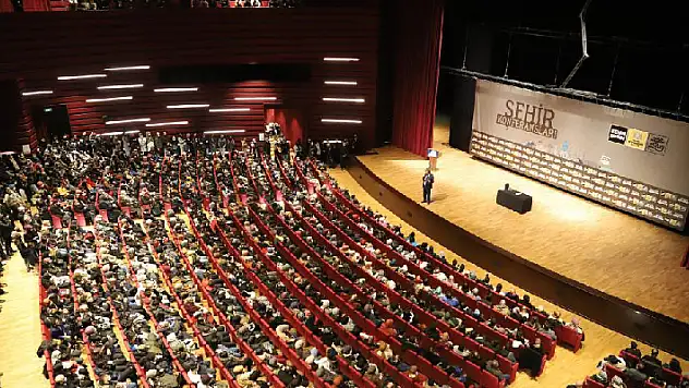 Konya'da Şehir Konferanslarının konuğu Hayati İnanç oldu
