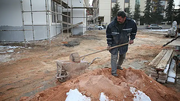 Konya'da şehit babası, oğlunun adına yaptırdığı aile sağlığı merkezinin inşaatında çalışıyor
