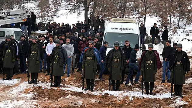Konya'da şehit cenazesinde bir grup genç, üşümesinler diye montlarını askerlere giydirdi