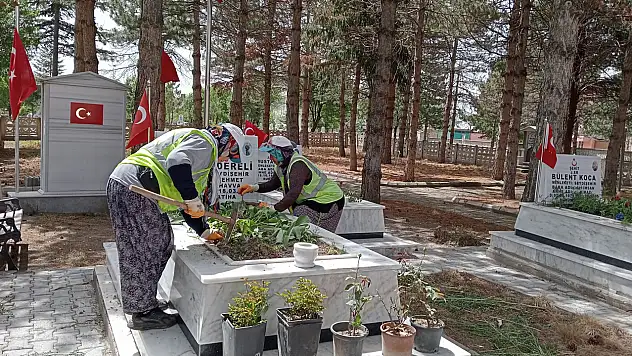 Konya'da şehit mezarlarının bakımını yapıldı