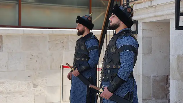 Konya'da Selçuklu Sultanlar Türbesi'nde nöbeti değişimi vakti ilgi görüyor
